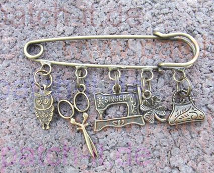 Charming Needle "Nähmaschinen Eule" - altmessing